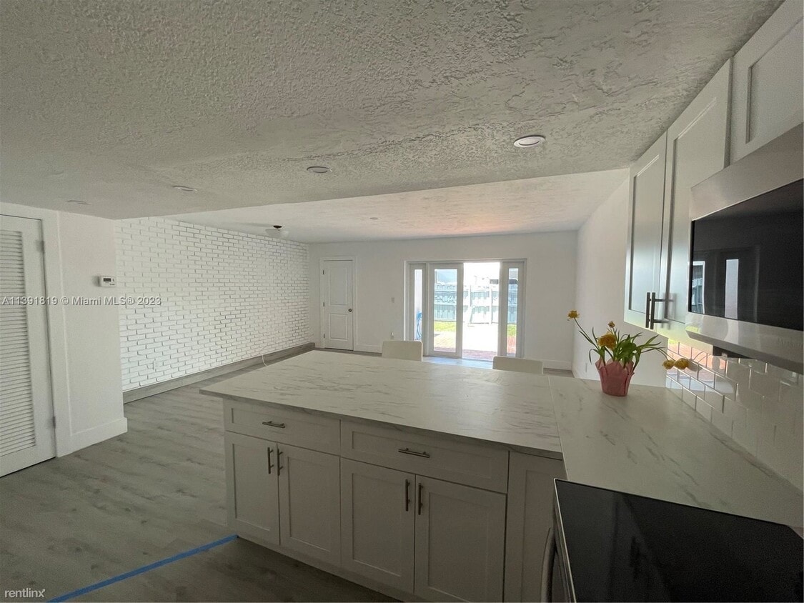 Primary Photo - 3 br, 2.5 bath House - 13510 NE 21st Ct # ...