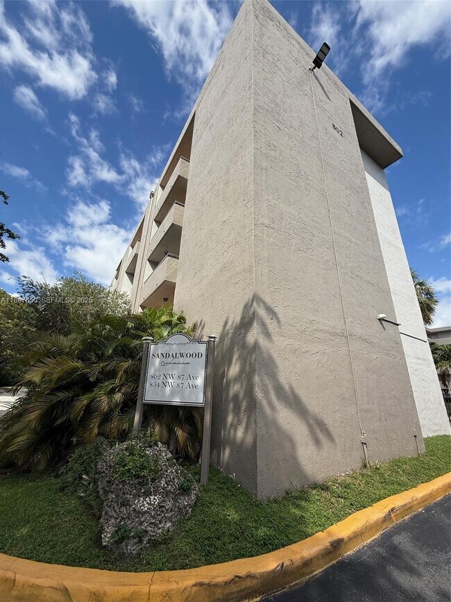 Foto del edificio - 802 NW 87th Ave