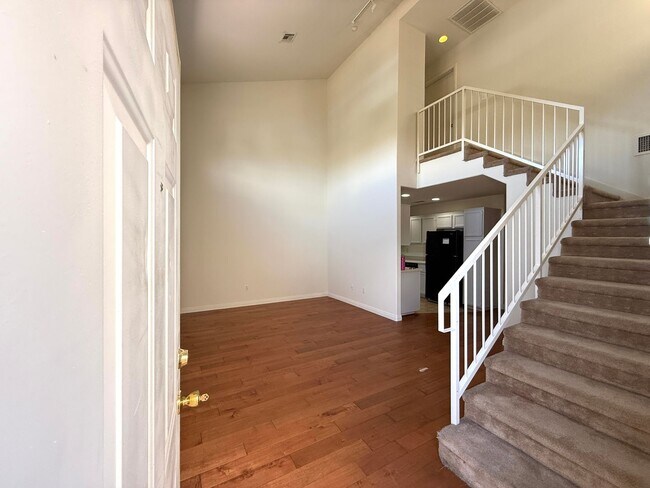 Foto del edificio - Beautiful 2-story townhouse located in a s...