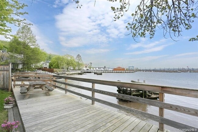 Building Photo - 593 Piermont Ave