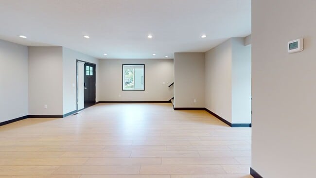 Building Photo - 8 Bed 4 Bath Single Family House !
