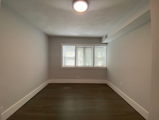 Foto del edificio - NEWLY GUT RENOVATED Jeffries Point 3 bed + office (or 4 bedroom) unit