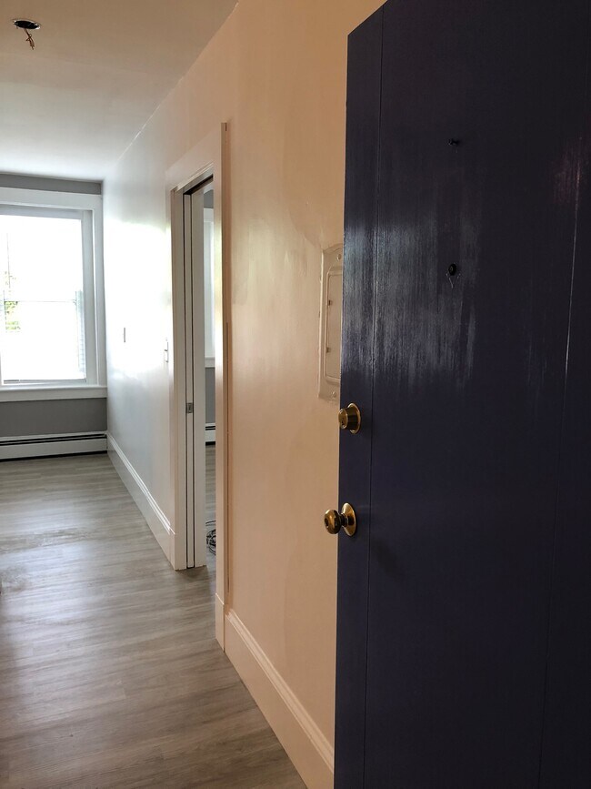 Apartamento 4, segundo piso - 165 W Emerson St