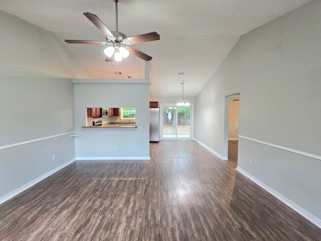 Foto del edificio - 6607 Woodbury Forest Dr