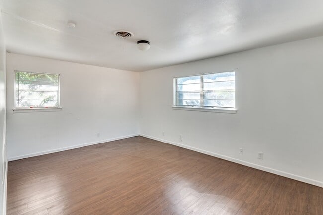 Building Photo - 2101 Bradford Dr