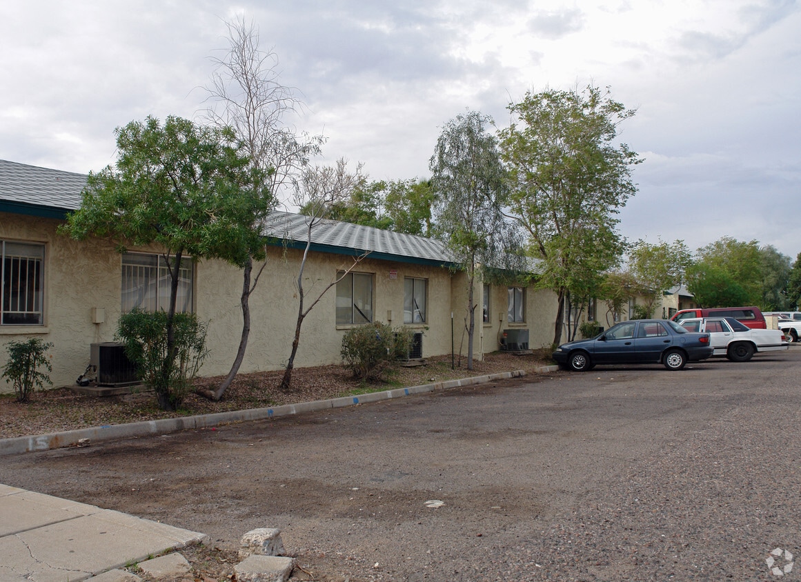 Building Photo - 810 E Hatcher Rd