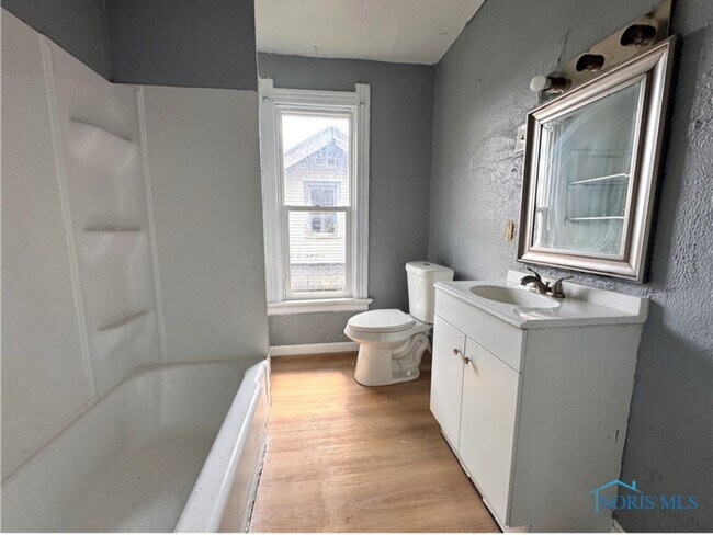Building Photo - 949 Forsythe St