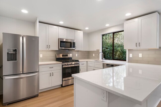 Foto del edificio - A Spacious Home in the Prestigious Sahalee...