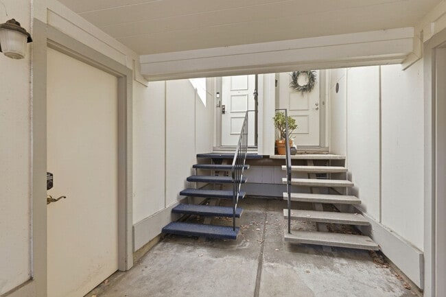 Building Photo - Northpoint Townhome