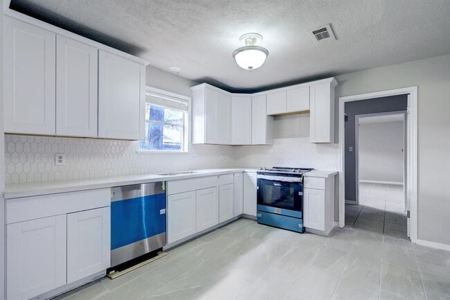 Building Photo - 2023 Hamlin Valley Dr
