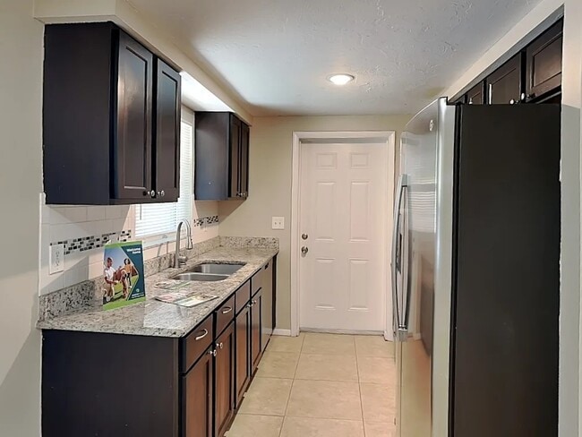 Building Photo - 2833 Linwood Dr