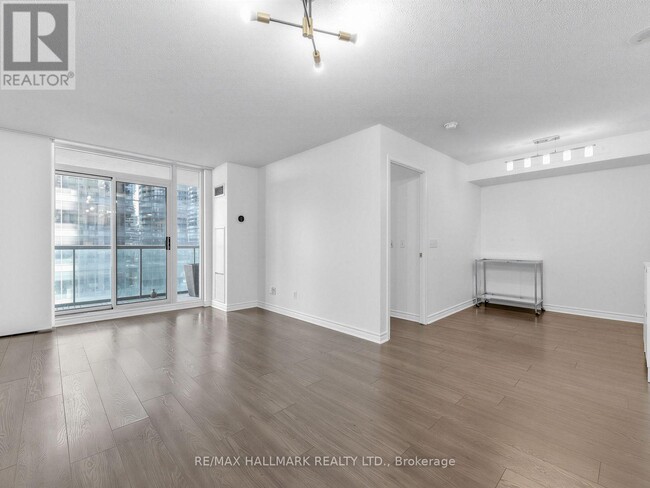 Building Photo - 30 Grand Trunk Crescent
