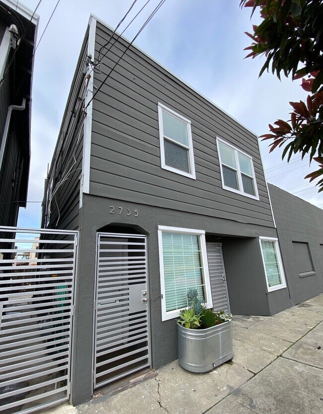 Building Photo - 2735 Chestnut St