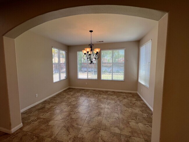 Foto del edificio - Harveston 5 bedroom with bedroom and bathr...