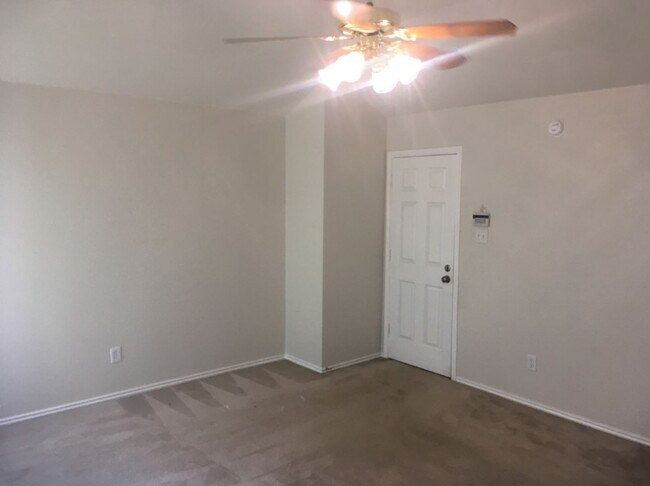 Foto del edificio - 4 Bed 2 Bath Coming Soon!