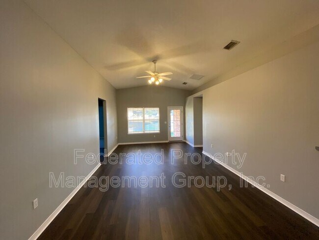 Foto del edificio - 2402 Creekfront Dr
