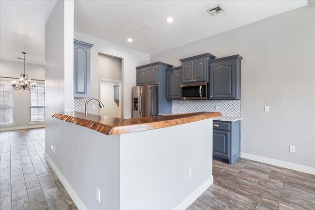 Foto del edificio - Discover this spacious 4-bedroom, 2-bath home