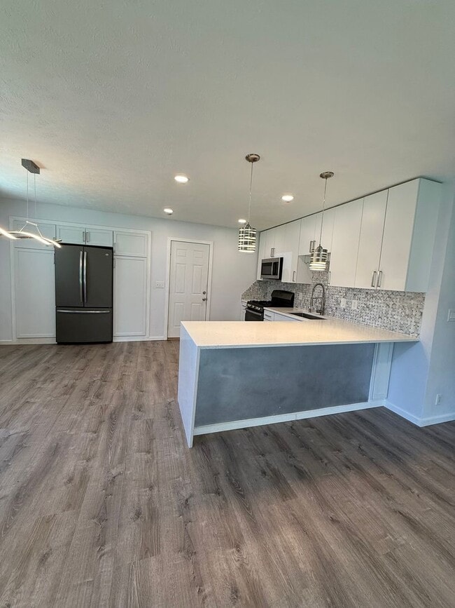 Building Photo - Renovated 4 Bedroom 2 Bathroom