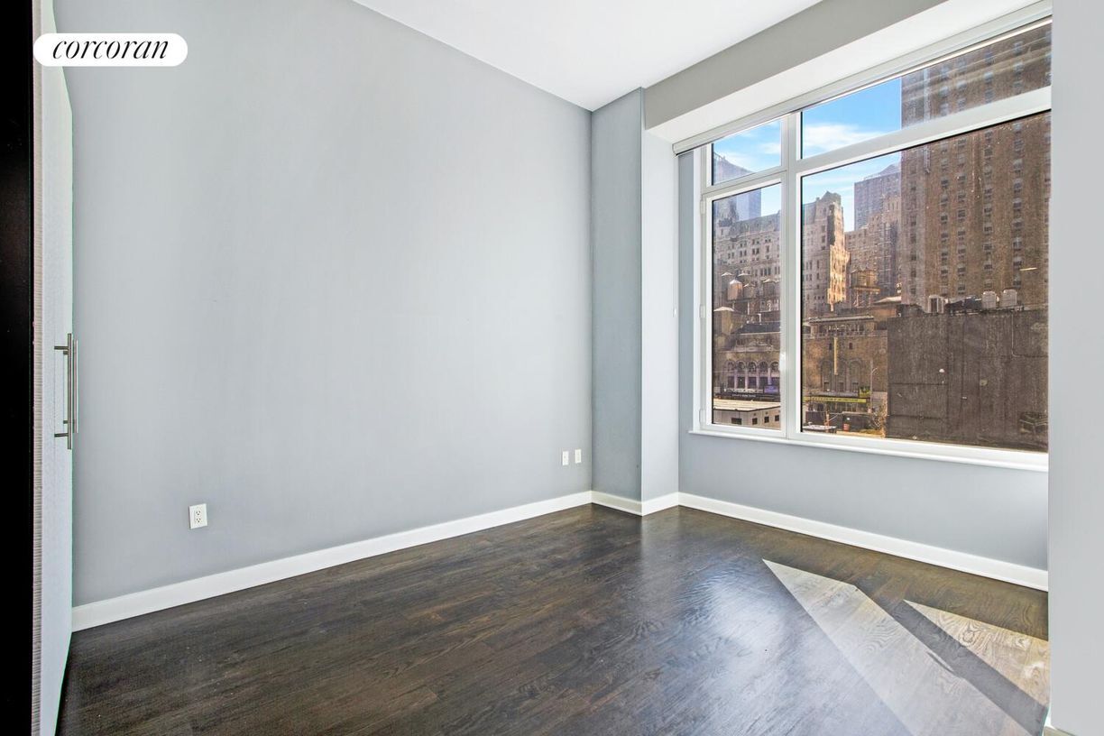 Foto principal - 247 W 46th St