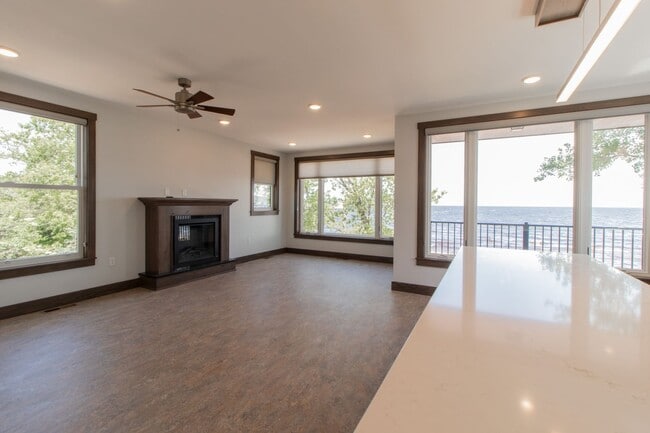 Building Photo - AVAILABLE AUGUST - Beautifully Renovated 2 bed/1bath Home on PARK POINT
