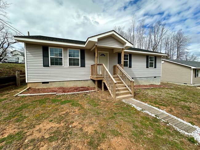 Building Photo - 3 Bedroom 2 Bathroom Home in South Hill, VA