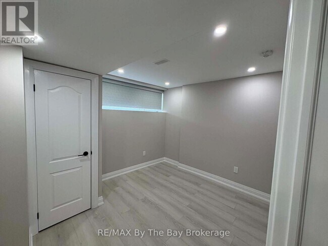 Building Photo - 218 Mapleside Dr