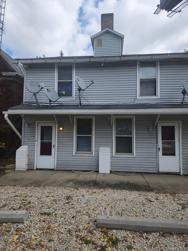 Building Photo - 727 Camden Ave SW