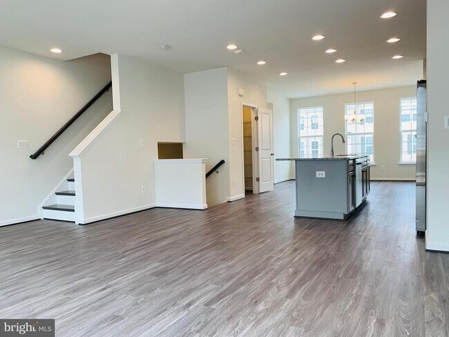 Building Photo - 8202 Maude Ln