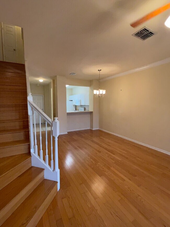 Foto del edificio - Beautiful 2 bedroom 2.5 bathroom townhome