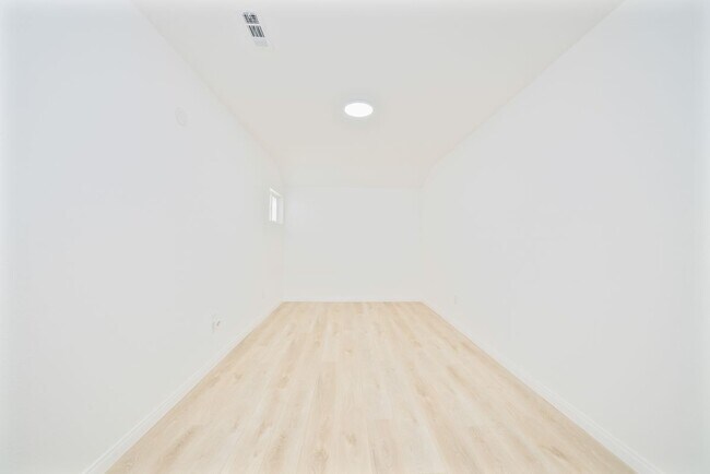 Foto del edificio - 349 E Newman Ave
