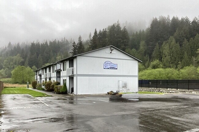 Building Photo - "Charming 2-Bedroom Bottom Floor Haven in Sumner"