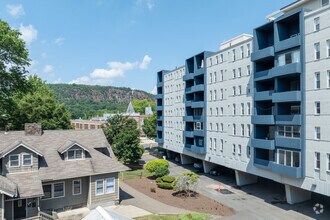 Building Photo - 200 Fountain
