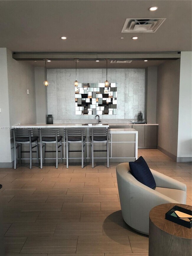 Foto del edificio - 5300 Paseo Blvd