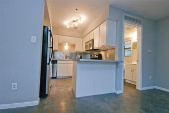 Building Photo - 1013 W 23rd St