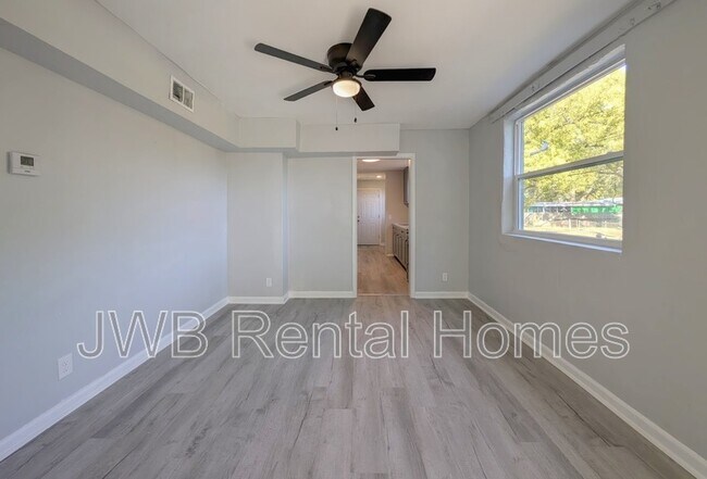 Foto del edificio - 3324 N Davis St