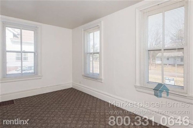 Building Photo - 178 Phillips St