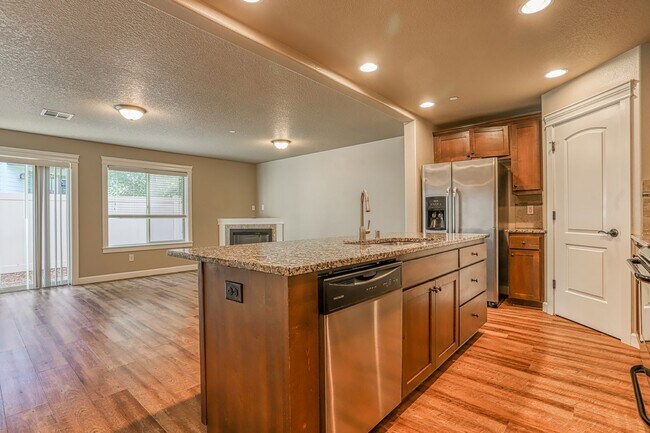 Foto del edificio - Centrally Located 4 Bedroom Townhome with Attached Garage & AC
