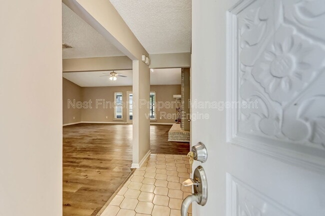 Building Photo - 10855 Mandarin Station Dr W