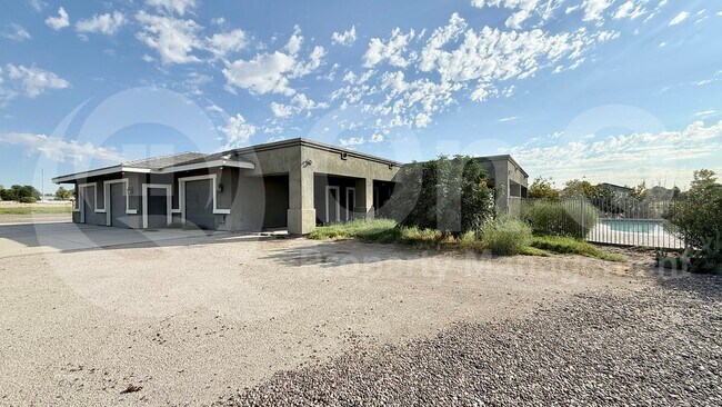 Foto del edificio - 19807 W Winslow Ave