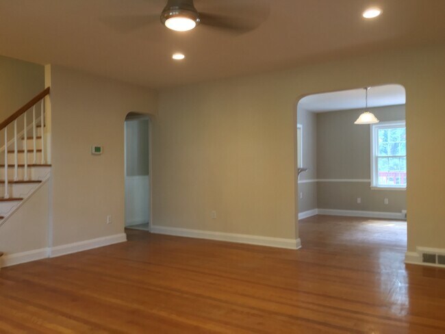 Foto del edificio - Fully Renovated 3 Bedroom Parkville Townho...
