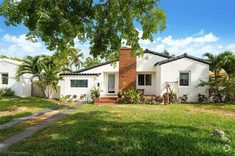 Building Photo - 1615 Bay Dr E