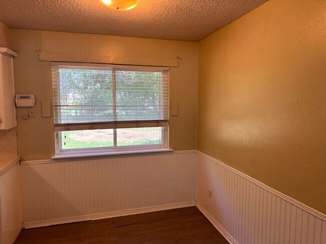 Building Photo - Moore Schools, 3 bed 1.5 bath with fenced yard and new paint1