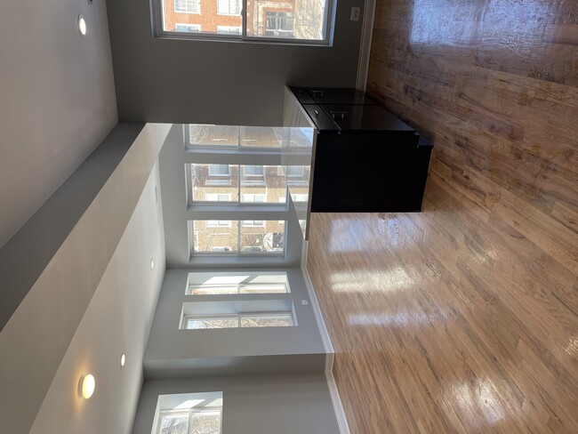 Building Photo - 1411 E 67th Pl