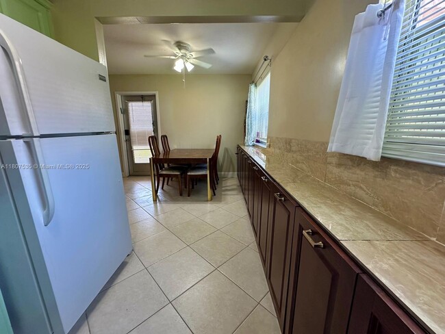 Building Photo - 445 Saxony Way