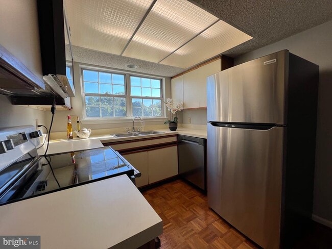 Building Photo - 12100 Greenway Ct