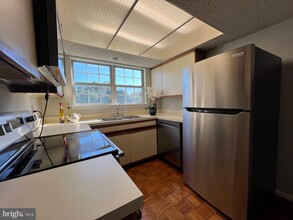 Building Photo - 12100 Greenway Ct