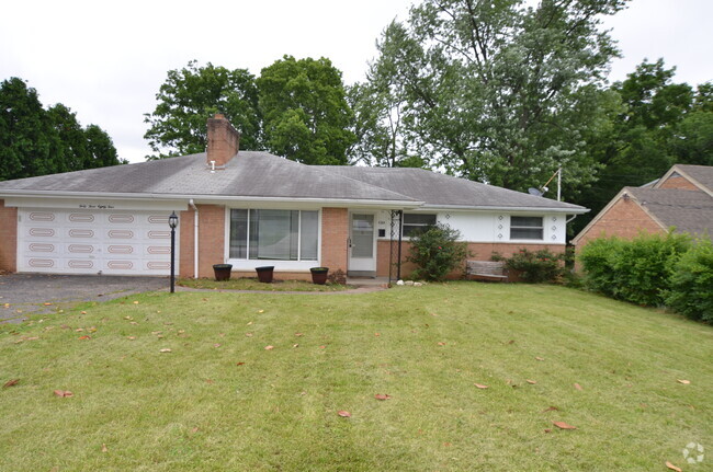 3 Bedroom, 2 full bath ranch style home conveniently located in Kenwood near shopping, restaurants, - 4384 Yakima Ct