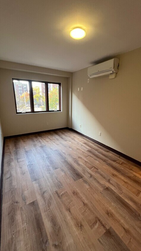 Foto principal - 1495 E 28th St