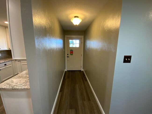 Foto del edificio - 3 Bedroom Single Story Home Available Near Louisiana Blvd NE & Candelaria Rd NE!