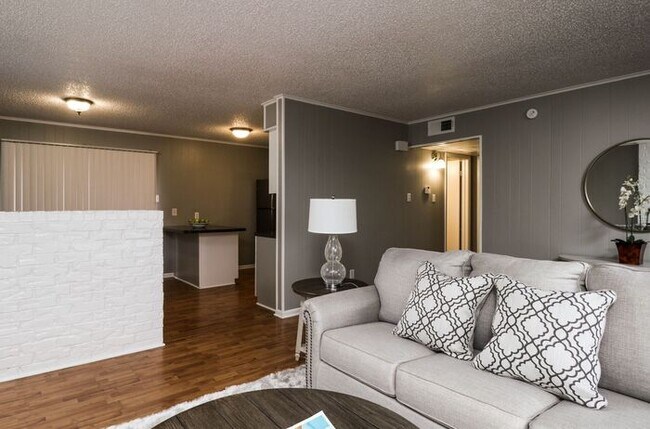 Foto del edificio - Tour Today: 2 Bedroom Town house for Rent ...